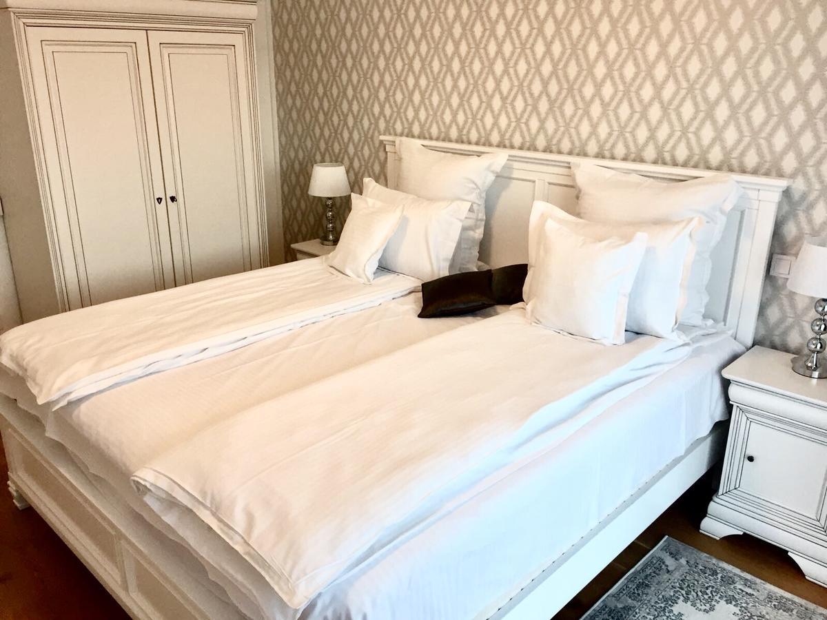 Flori De Iulie Apartamente Braşov Exteriör bild