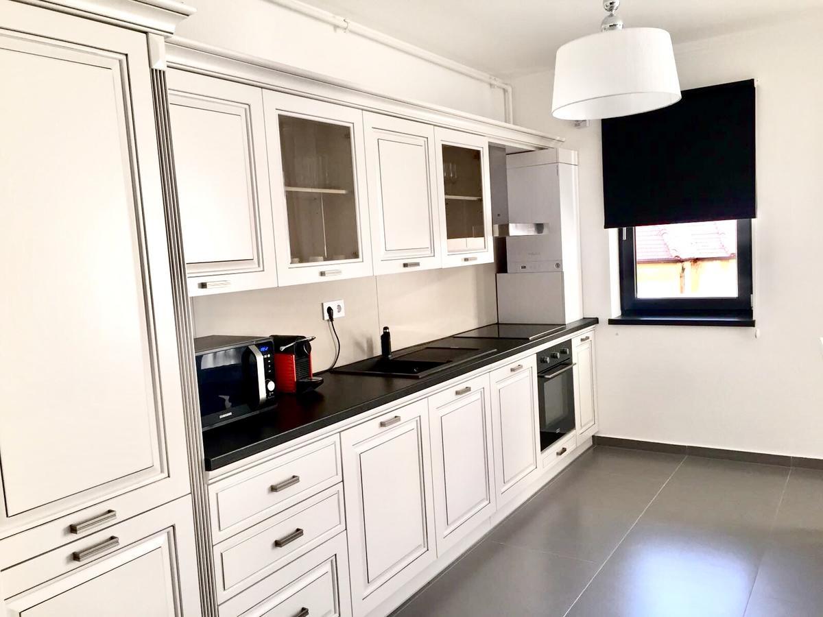 Flori De Iulie Apartamente Braşov Exteriör bild