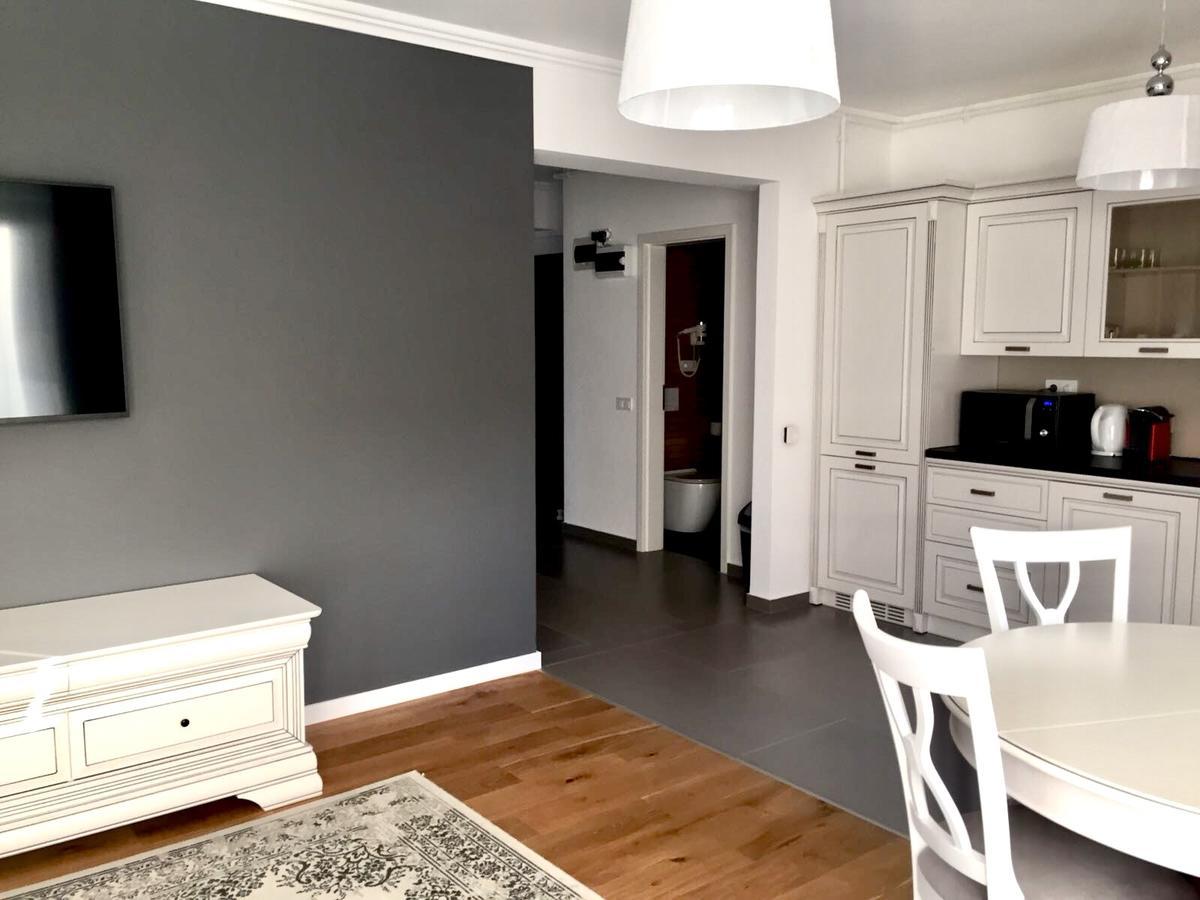 Flori De Iulie Apartamente Braşov Exteriör bild
