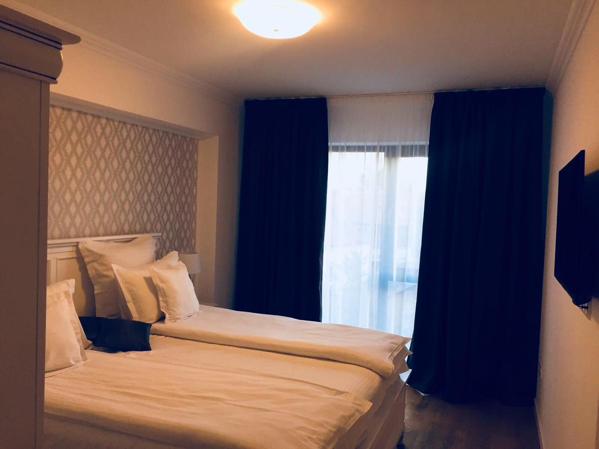 Flori De Iulie Apartamente Braşov Exteriör bild