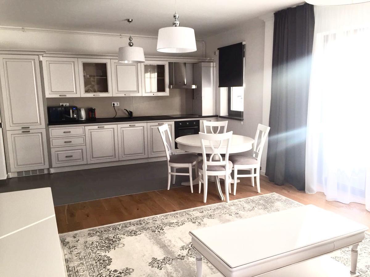 Flori De Iulie Apartamente Braşov Exteriör bild