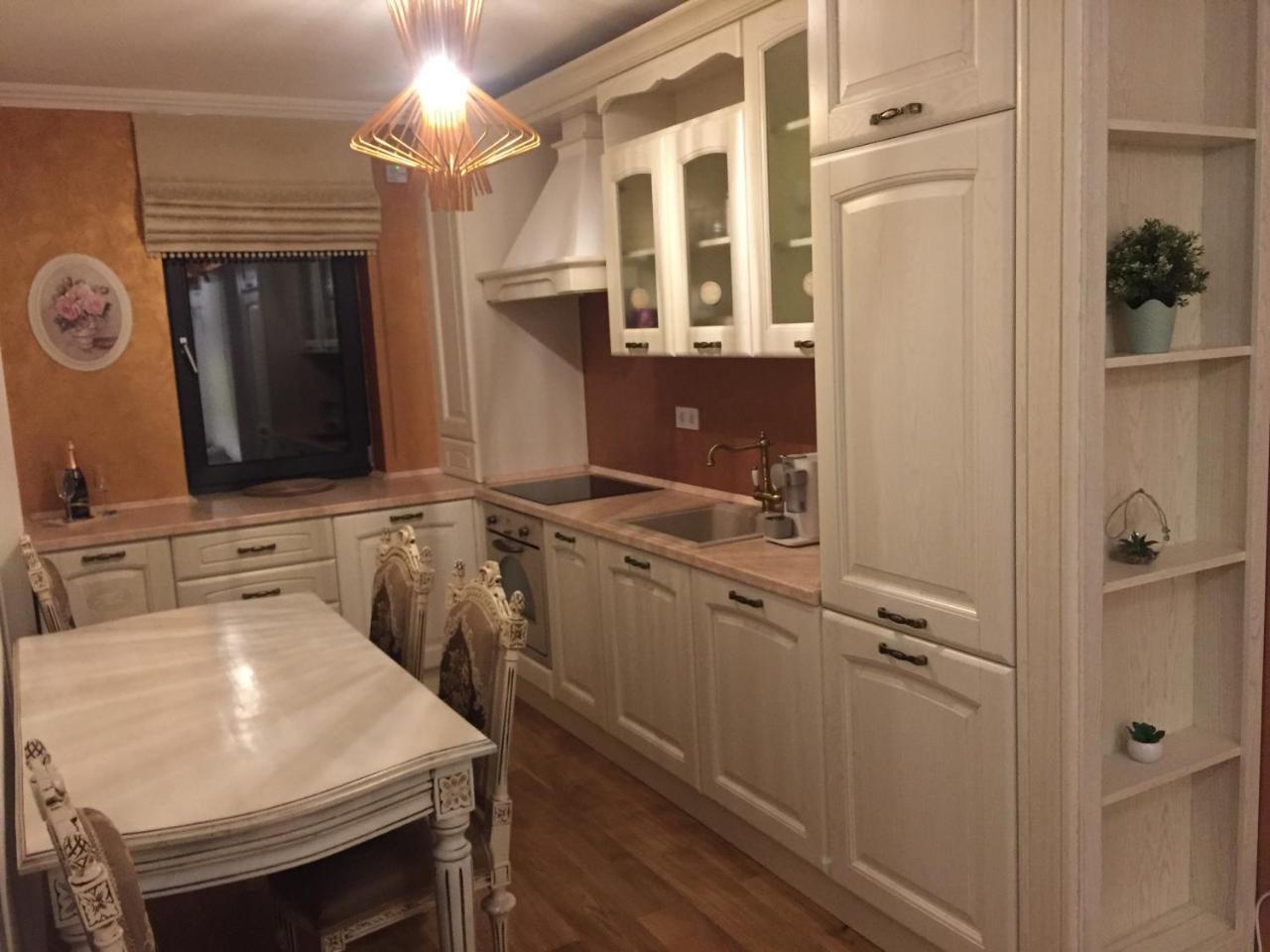 Flori De Iulie Apartamente Braşov Exteriör bild