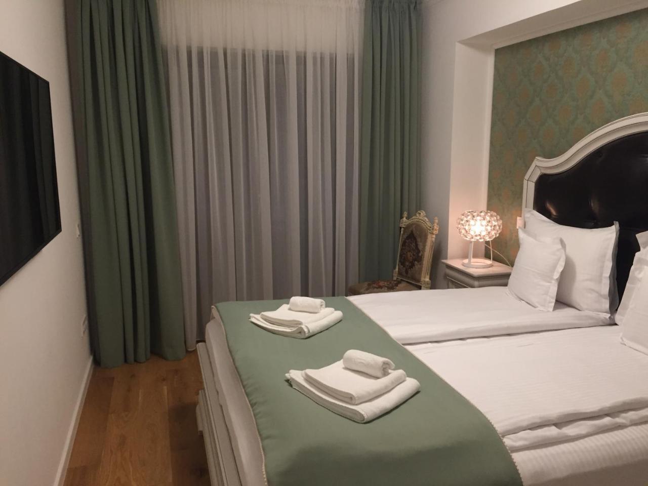 Flori De Iulie Apartamente Braşov Exteriör bild