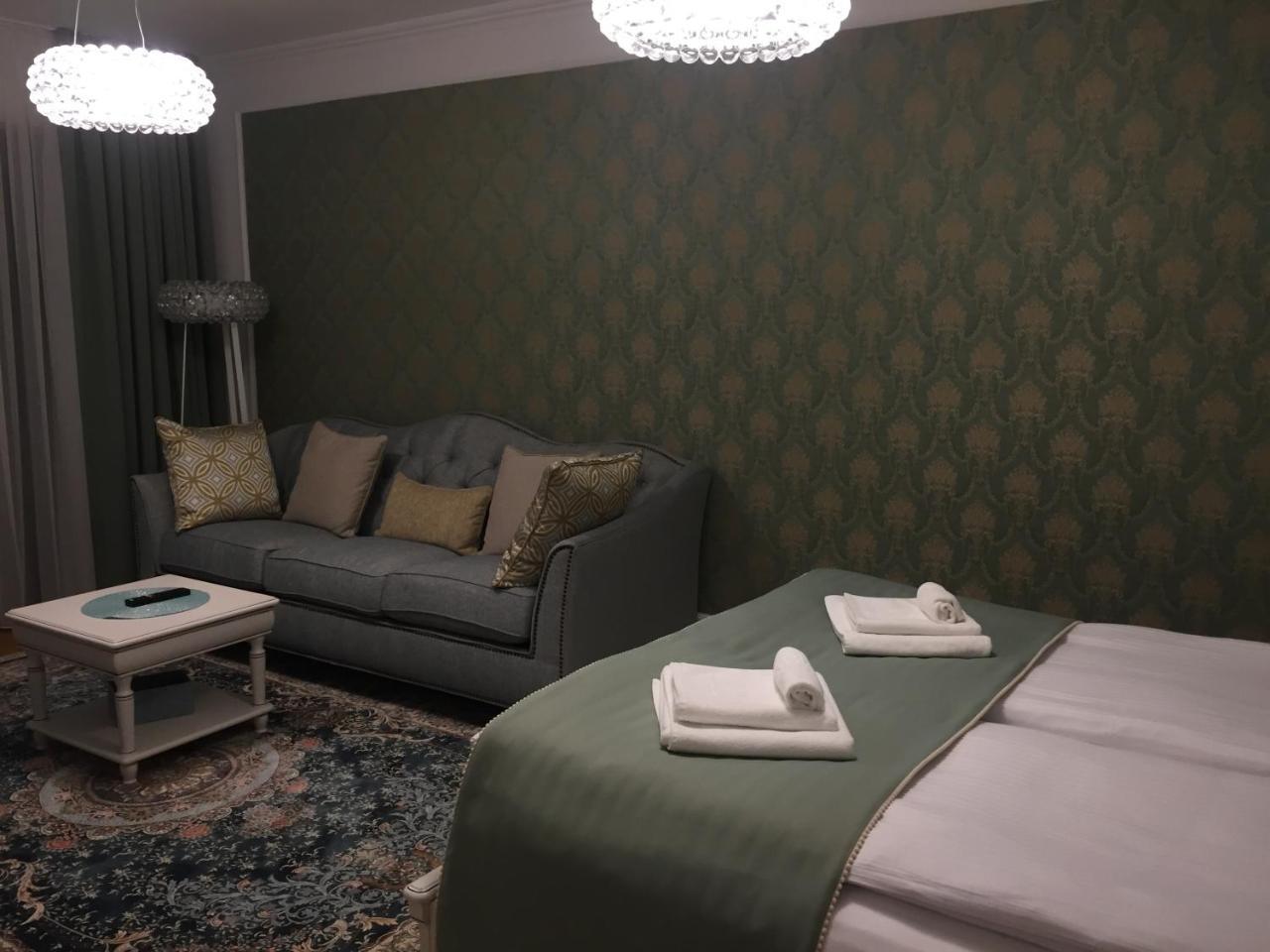 Flori De Iulie Apartamente Braşov Exteriör bild