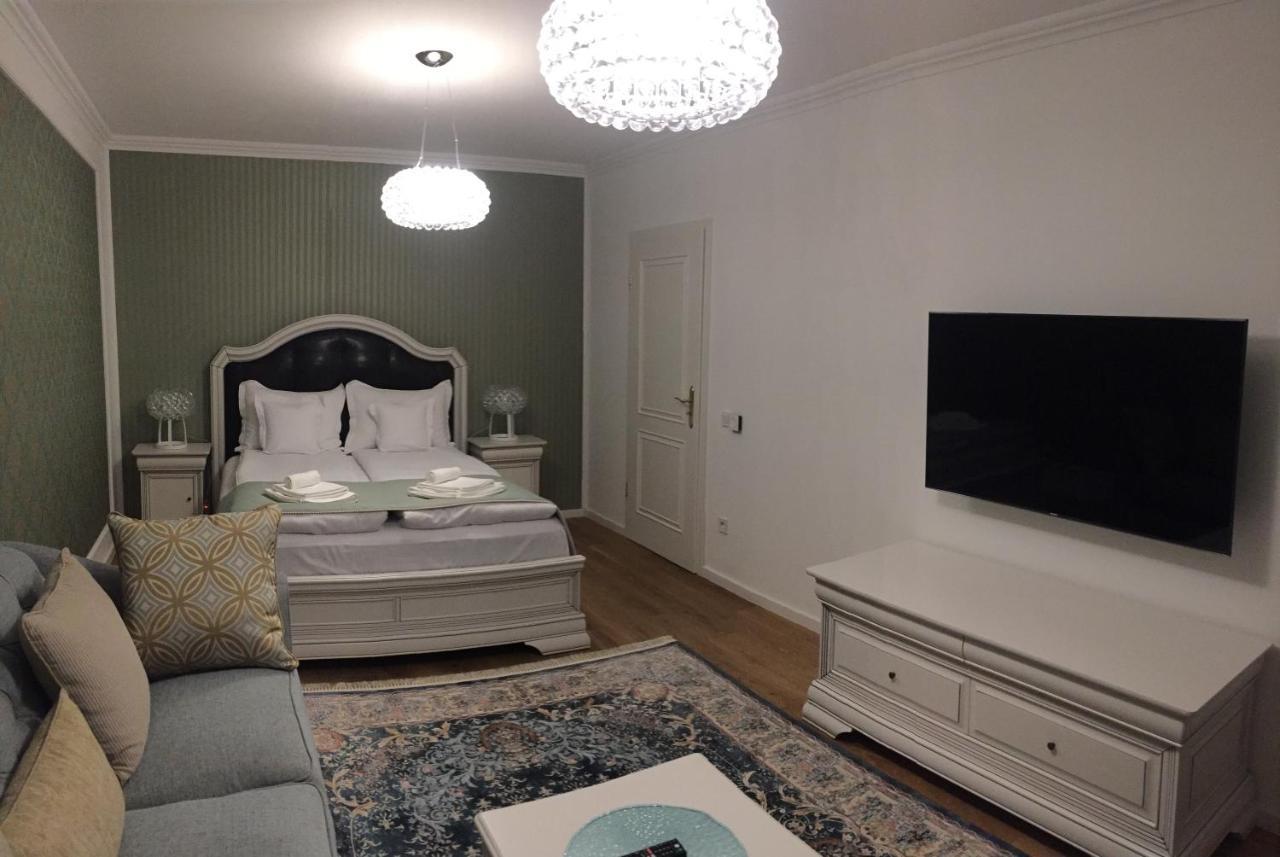 Flori De Iulie Apartamente Braşov Exteriör bild