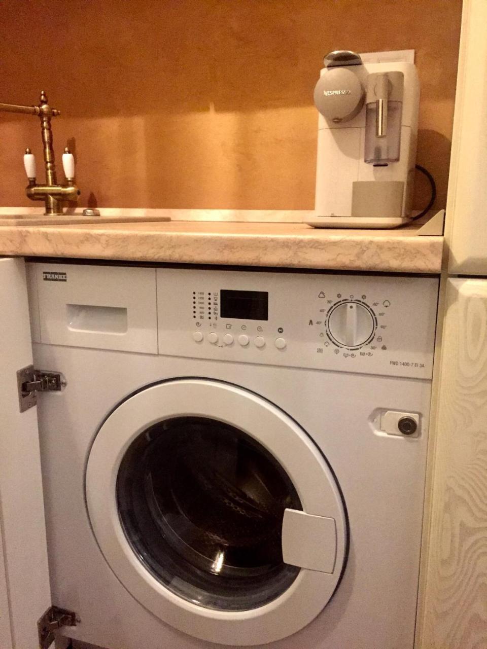 Flori De Iulie Apartamente Braşov Exteriör bild
