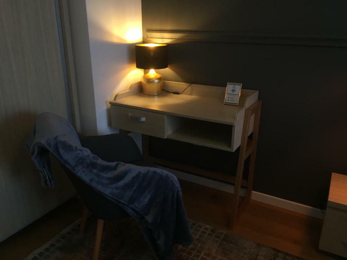Flori De Iulie Apartamente Braşov Exteriör bild
