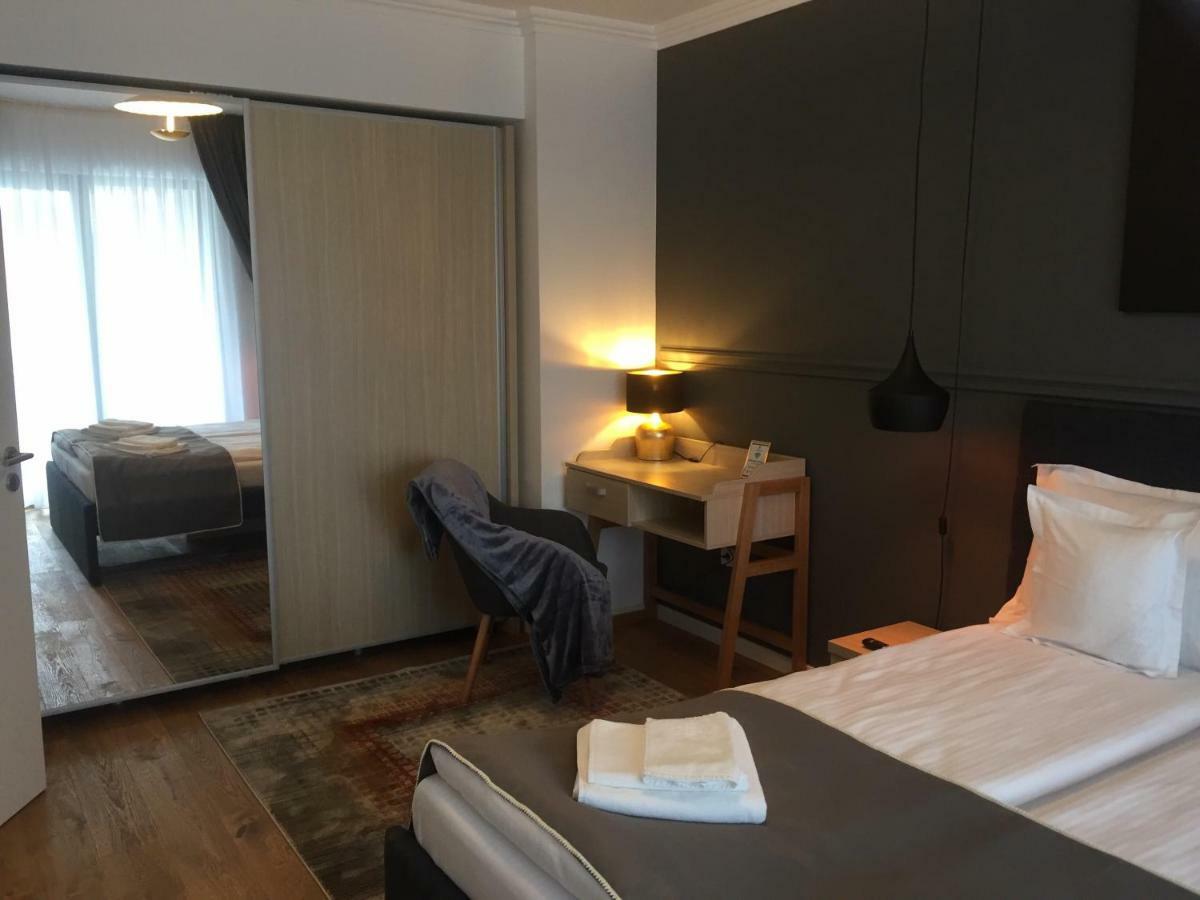Flori De Iulie Apartamente Braşov Exteriör bild