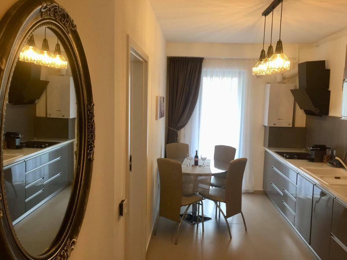 Flori De Iulie Apartamente Braşov Exteriör bild