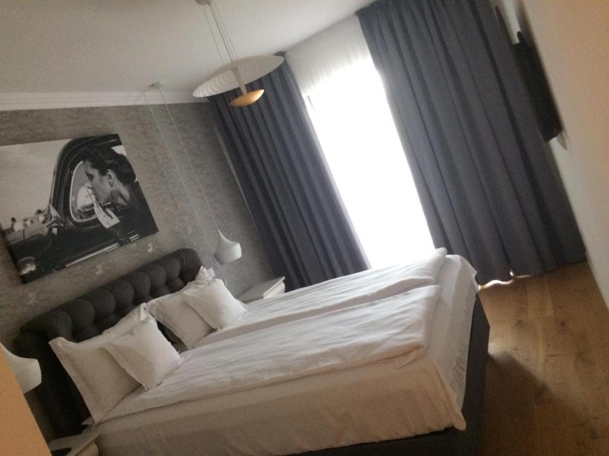 Flori De Iulie Apartamente Braşov Exteriör bild
