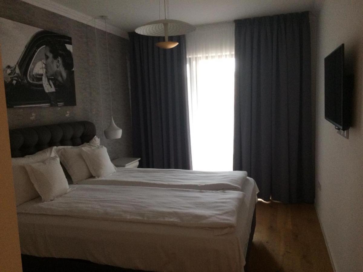 Flori De Iulie Apartamente Braşov Exteriör bild