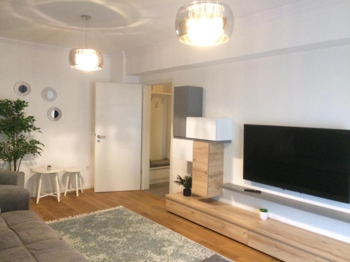 Flori De Iulie Apartamente Braşov Exteriör bild