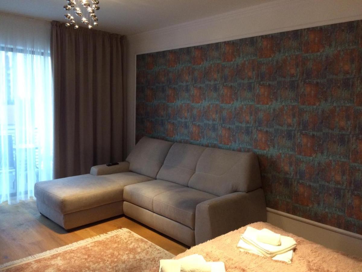 Flori De Iulie Apartamente Braşov Exteriör bild